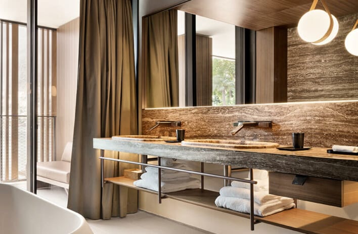 IL SERENO - ONE BEDROOM GRAND SUITE LAGO DRESSING ROOM